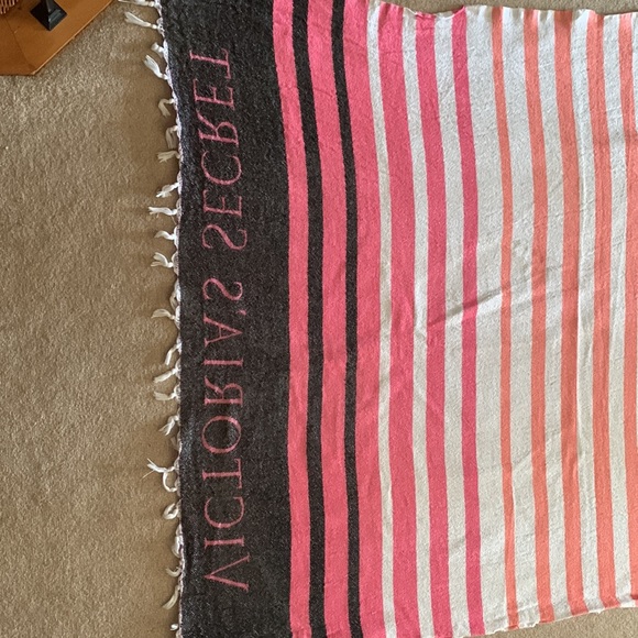 VICTORIA SECRET TASSEL BLANKET - Picture 3 of 7